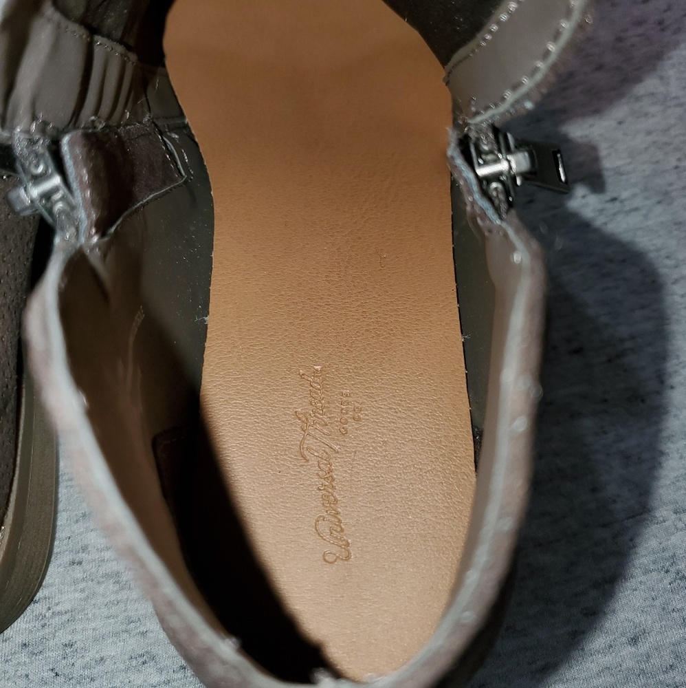 Universal Thread Booties - Picture 7 of 8